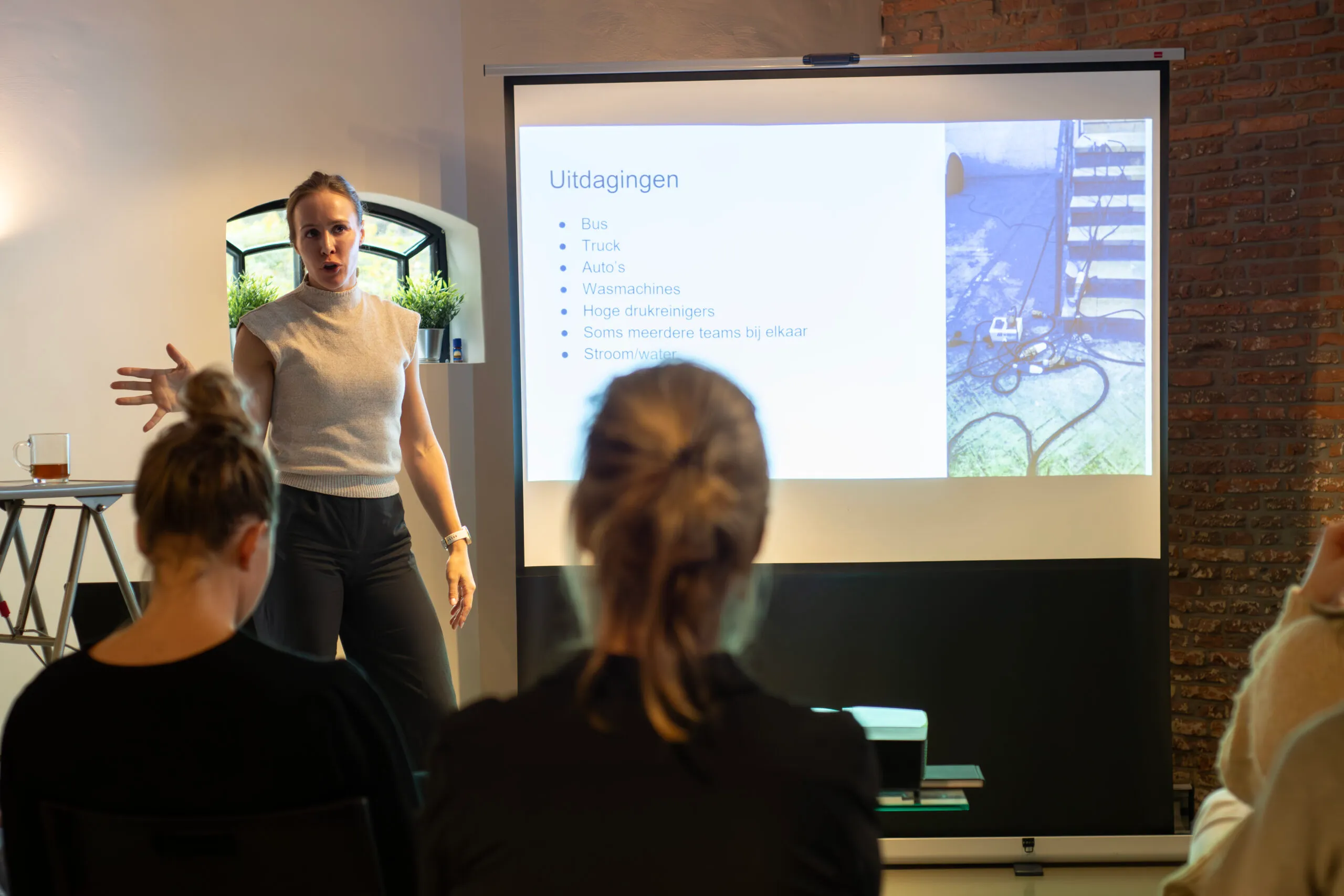 Spreker presenteert de uitdagingen voor sporters tijdens de VSN studiedag