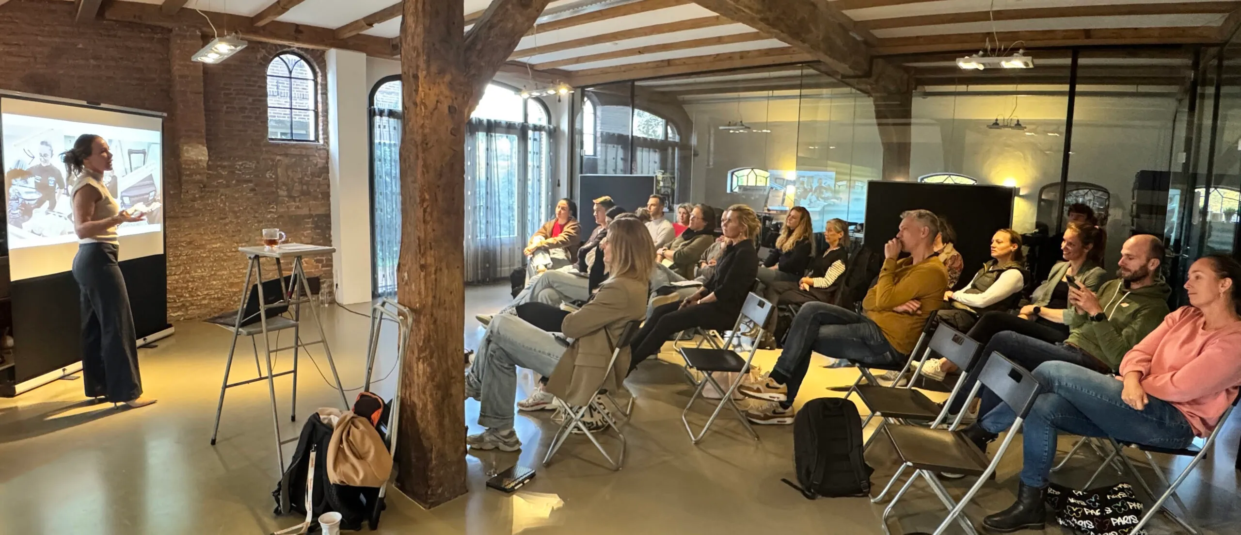 Volle zaal leden tijdens de VSN studiedag in een oud pakhuis