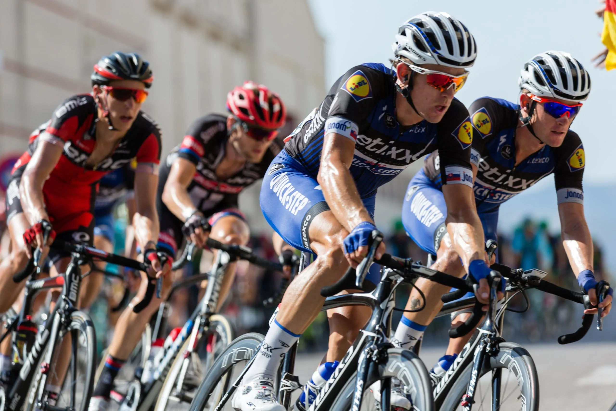 Wielrenners in een peloton tijdens een wedstrijd